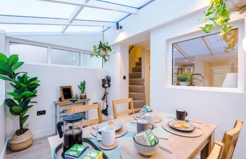 Foden's House by YourStays - 2 Bedroom Cottage in Sandbach with gorgeous dining room extension, High end finish - Foto 23