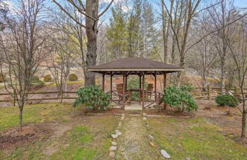 Charming Modern Cabin with Hiking Trails and Fire Pit - Foto 12