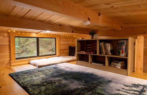 Cozy Log Cabin with a Hot Tub near Seneca Rocks, West Virginia - Perfect for a Romantic Glamping Getaway to the Mountains - Foto 14