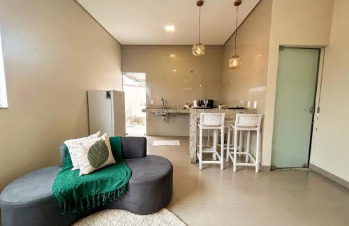 Casa 04 - Casa com 2 quartos, sendo uma suíte localizada próximo a rodoviária e o aeroporto - Photo 1