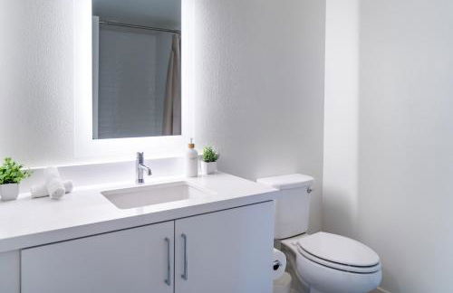 Luxury 2 Bedroom Residence With Fitness and Outdoor Pool - Photo 28