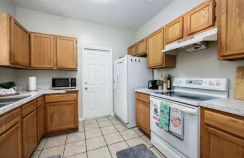 Your UF Getaway: 1 Block from Campus - 4 BD Haven - Foto 41