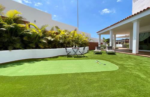 Villa Amorio a spacious modern getaway with a private heated pool & Sea Views - Foto 13