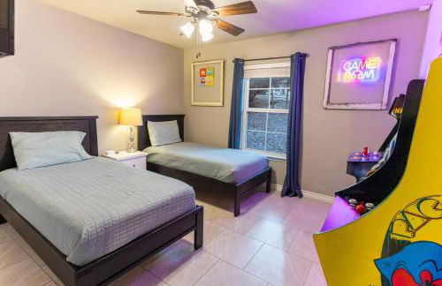 Neon Vibes Outdoor TV Hot Tub Arcade Room - Foto 9