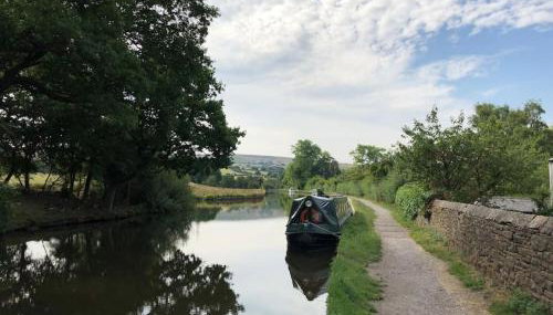 Couples Canalside Retreat with Hot Tub & Pergola - Foto 5