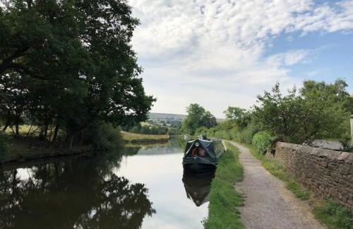 Couples Canalside Retreat with Hot Tub & Pergola - Photo 5