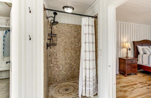 Tranquil Gantt Lake Home w/ Deck & Patio! - Foto 14