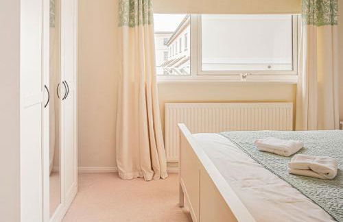 Central 2 Bed House w/ Garden and Free Parking! - Photo 50