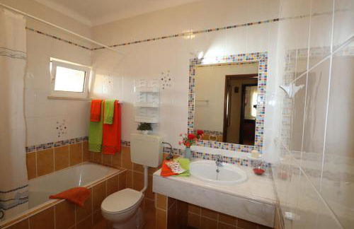 VILLA EBER - independent 1 & 2 bedroom apartments, pool, air con, fast Wi-Fi, near old town of Albufeira and beaches - Foto 28