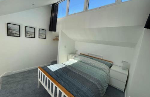 Whispering Waves in Porthtowan, Beachfront Apartment - Photo 11