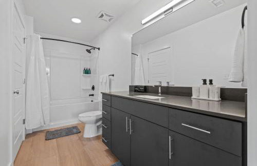 2BR and 2BA Near Events, Dining, and TRAX - Foto 9