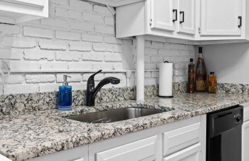 Stylish Home in Historic District Near Riverwalk - Foto 51