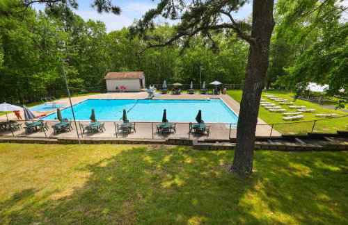 Secluded Cabin, Jacuzzi, Pool Table, King Bed & Fire Pit - Photo 6