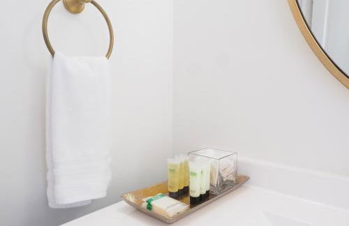 Stunning Forsyth Park Victorian - Walk to it all! - Foto 25