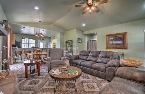 Modern Retreat with Deck Walk to White River! - Foto 6