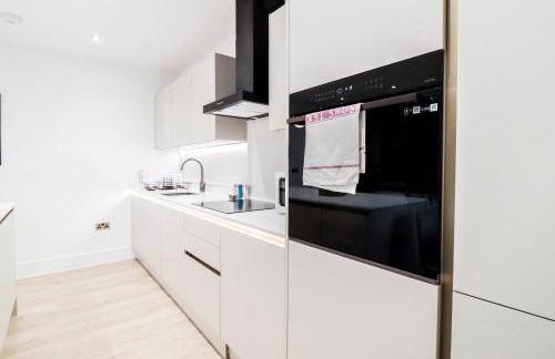 The Abbey Apartment - 1BR Apt with Dedicated Workspace, Fast Wifi & Stylish Kitchen Island & Free Secure Underground Parking - Foto 14