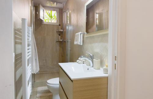 Central Studio - Bright & Modern - Private Terrace - AirCon - Near Train & Beach - Foto 44