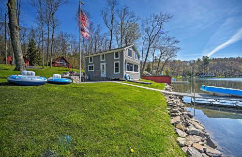 BBQ Ready Lakeside Milford Home with Paddleboat - Foto 25