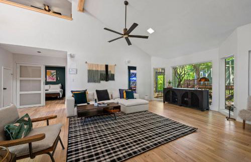 Garland Treehouse Villa: Patio Feasts & Creekside by Vacation Your way - Foto 10