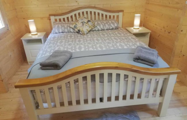 Log Cabin on the Lake - Sleeps 4 & Jacuzzi - Photo 3