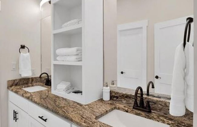 New Luxury Texas Farmhouse - Photo 26