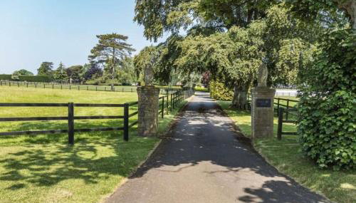 Luxury House on Private Estate with Hot tub and Play Barn - Foto 1