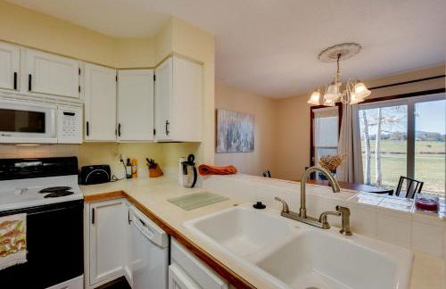 Walk to Lake Loveland Mtn-View Retreat with Balcony - Foto 9