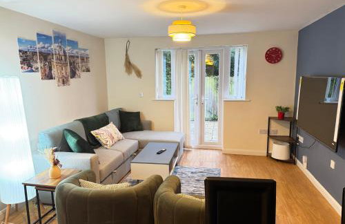 The Vogue Stay, 3 Bedrooms, 2 bathrooms, Ideal for JR & Oxford Hospitals, FREE CarPark, Conveniently located for Ring Road access, 2 miles from Oxford City Centre easy car & bus route - Foto 46