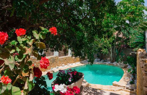 Bright villa with salt water pool - Photo 15