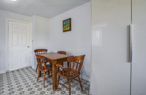 4BR Family Home, Garden, WiFi, 5mins to Elisabeth Line & 10min to Stratford - Foto 34