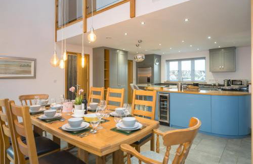 Modern 4-Bed Home Spacious & Comfortable - Pass the Keys - Foto 6