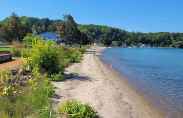 Lil's on the Lake Vintage Cottage on Crystal Lake - Foto 23