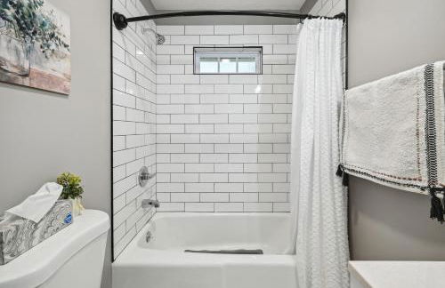 Vine Grove Home with Deck, 4 Mi to Saunders Springs! - Foto 12