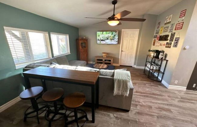 Enchanting Getaway: Farmhouse and Tiny House Duo - Foto 15