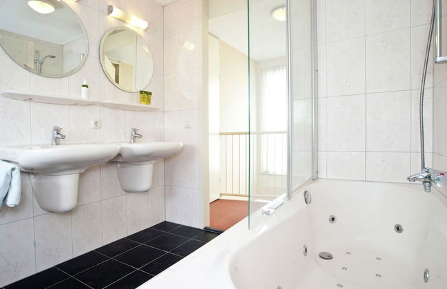 Stylish Villa by the Lake - Photo 10