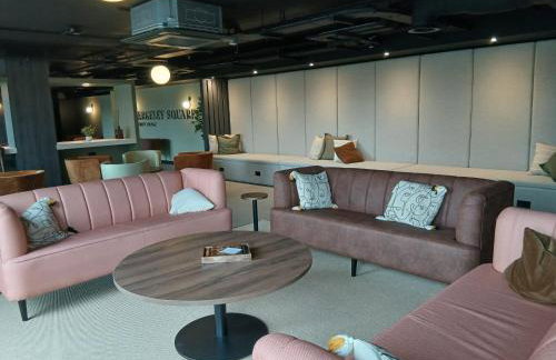 Modern 2BR Apartment in Manchester with Parking - Foto 3