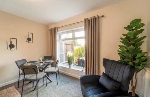 Cosy 3-Bed House With Parking, 5 Mins to QE & Uni - Photo 73