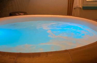 Luxury Home with Hot Tub & Outdoor Oasis blocks from the Beach - Foto 20