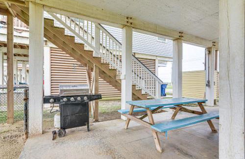 2 Decks, Patio and Views Beachfront Texas Retreat - Photo 29