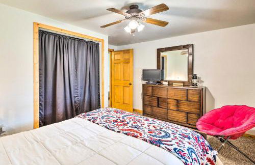 Family Home with Hot Tub - Walk to Johnson Lake! - Foto 20