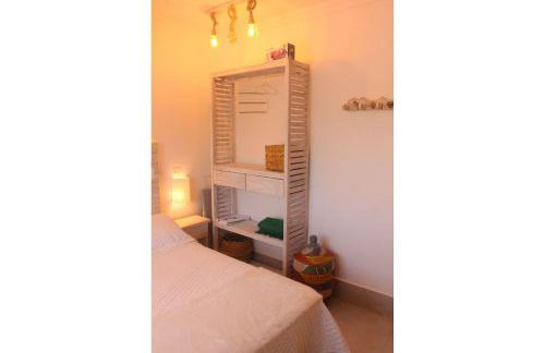 Casa d'Aroeira Residencial Boutique - Centro de Juqueí - Perto de Tudo - 2 quadras do Mar - Serviço de Praia - Roupa de Cama 600 fios algodão Egípcio - Tudo Novo - Estacionamento Interno - Cozinha - Consulte unidades com Ofurô Hidro e Cromoterapia - Foto 62