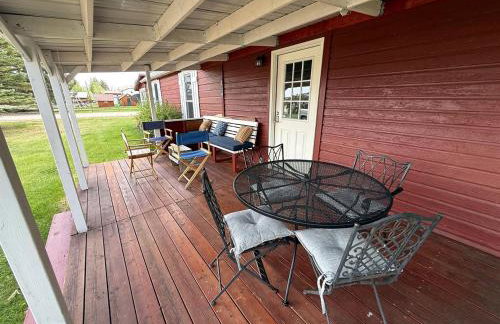 Charming Montana Bungalow with Madison River Views, Steps from Main Street in Ennis, MT - Foto 22