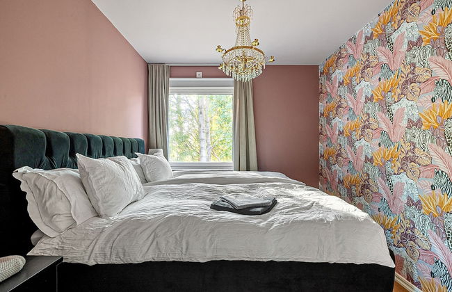 Modern Villa With Jacuzzi - Photo 26