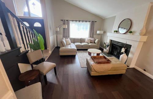 Bright & Spacious 5BR Modern Vacation Home - Near Disneyland & Beaches - Photo 3