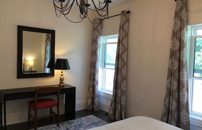 Beautiful 4BR Downtown House, Sleeps 10 - Photo 7