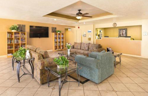 Family fun in Palm Springs in this resort 2BD condo with resort amenities including kids pool - Foto 17
