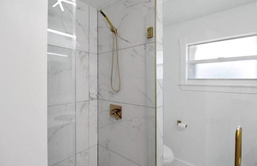 Chic & modern canal-front retreat with private pool - Azure Tides - Photo 60