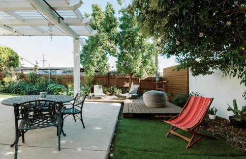 Serene Silver Lake 1 bedroom 1 bathroom Back house With Private Backyard - Photo 38