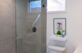 Modern Private Guesthouse with Parking, Yard, and Washer Dryer - Foto 13