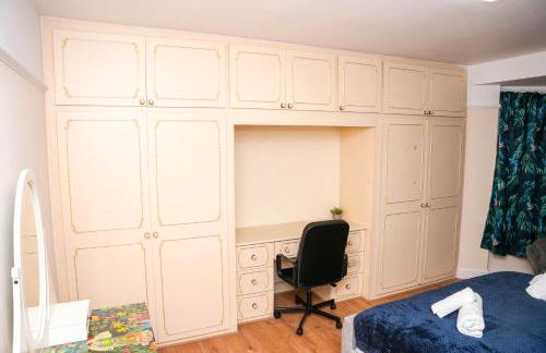 Large 4 Bedroom House Near Heathrow and M4 Free Parking - Foto 46